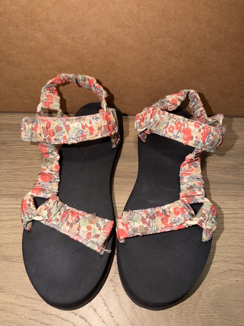 Universal Thread Floral Strap Sandals in Coral and Black